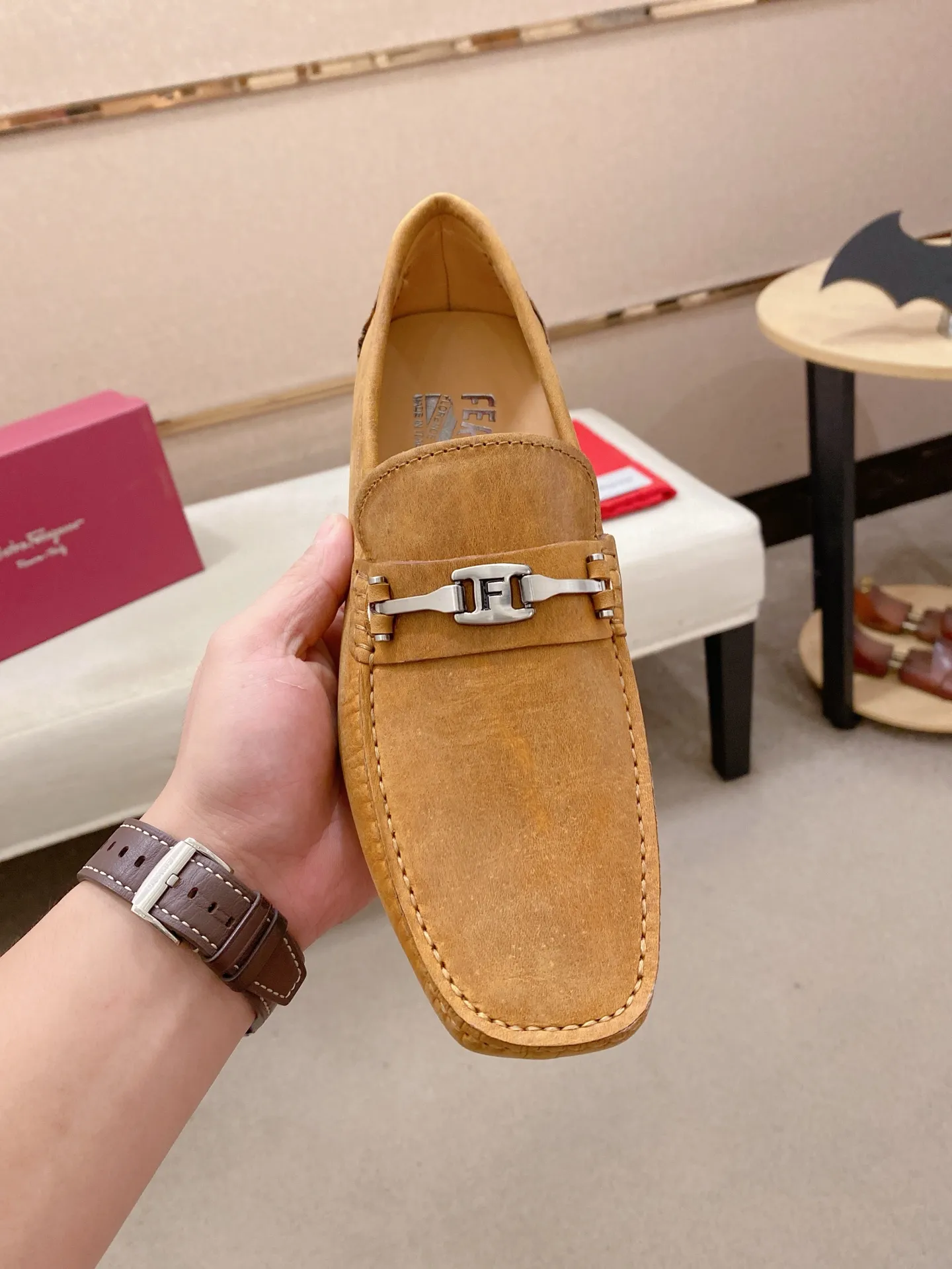 Factory price: 540💰High-end quality! Ferragamo🆕🆕Exclusive hot-selling products in stock🔥🔥New products on the shelves, high-quality Ferragamo men's pea shoes, high-end casual driving shoes, with complete packaging! 💪 💪 Material: imported first-layer cowhide 🐂 + imported high-quality water-dyed cowhide lining + wear-resistant outsole 👍🏻👍🏻 Features: high-end and comfortable, purely handmade 🚀 🚀 Create the perfect shoe that suits you best 🔥 🔥 Size: (38-44) 45 standard size can be customized!
